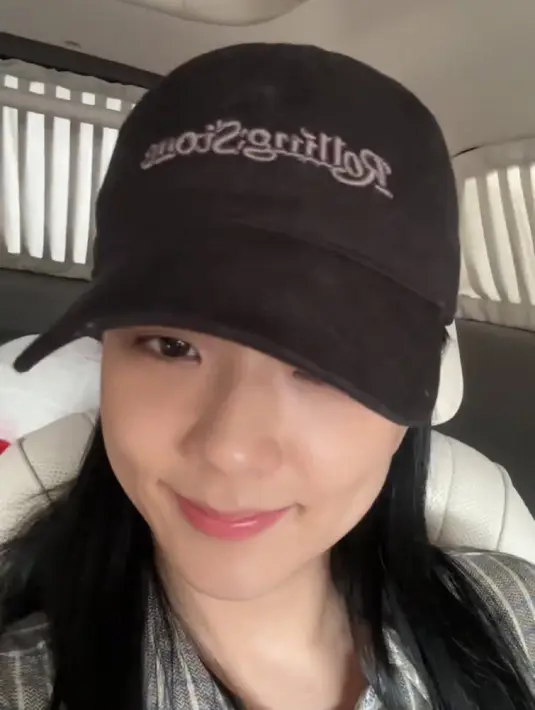 Jisoo mengatakan Rose selalu mengiyakan permintaannya. Seketika Rose melempar candaan. "Tidak… unnie… aku mahal…” penggemar pun terhibur melihat interaksi keduanya. (Foto: Jisoo Weverse Live via Twitter)