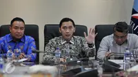 Ketua Fraksi Partai Demokrat Edhie Baskoro Yudhoyono (tengah) memberikan keterangan di Ruang Fraksi, Senayan, Jakarta, Rabu (20/1/2016). Ibas mengaku keberatan atas wacana merevisi UU tentang Pemberantasan Terorisme dan BIN. (Liputan6.com/Johan Tallo)