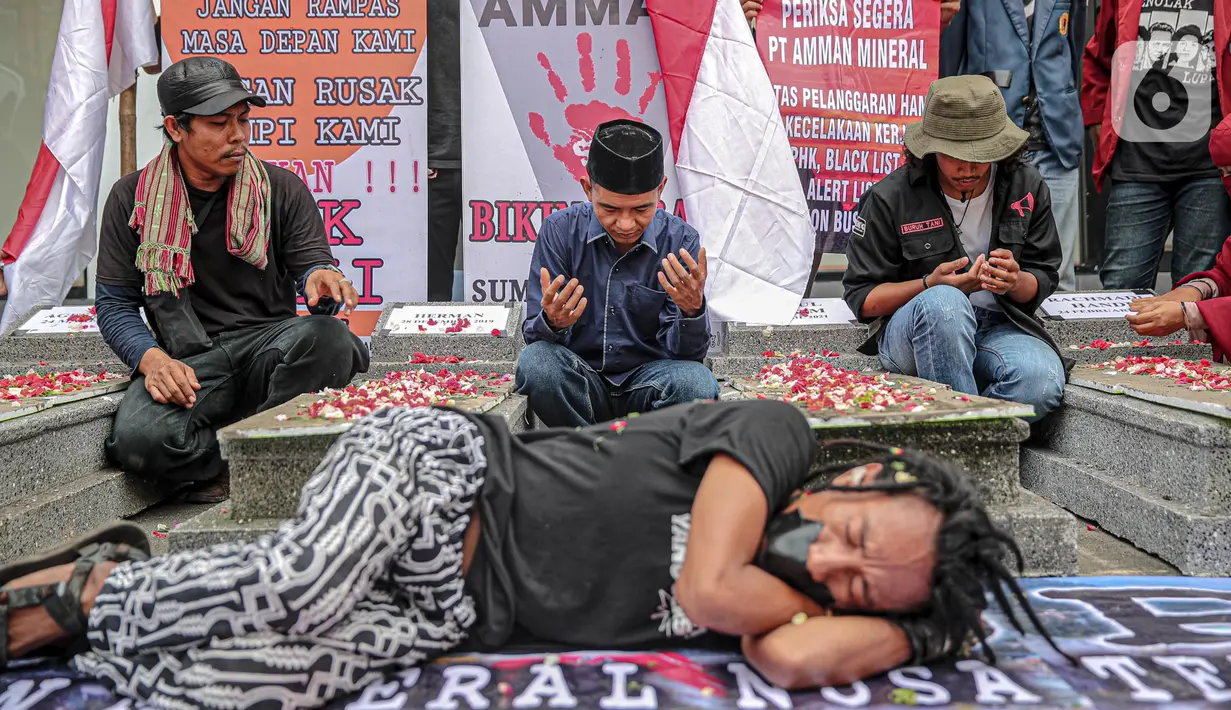 <p>Aksi mogok makan sejumlah mahasiswa dan masyarakat yang tergabung dalam Aliansi Masyarakat Anti Mafia Tambang melakukan aksi mogok makan di Kantor Komnas HAM, Jakarta, Selasa (13/12/2022). Aksi mogok makan dilakukan 17 peserta sebagai bentuk perlawanan atas dugaan tindakan pelanggaran HAM oleh PT. Amman Mineral yang merupakan tambang terbesar nomor dua di Indonesia. (Liputan6.com/Faizal Fanani)</p>