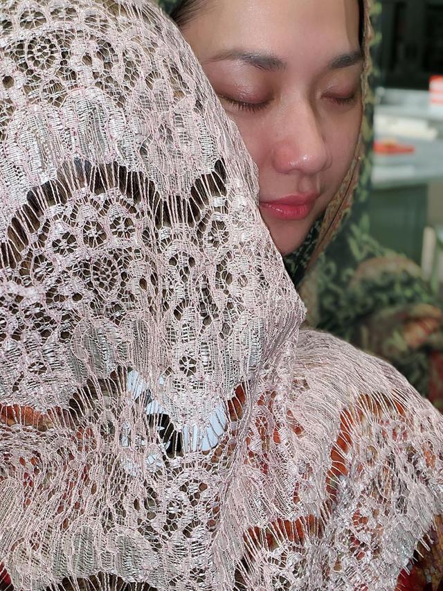 6 Potret Bunga Citra Lestari di Tujuh Harian Meninggalnya Ashraf Sinclair, Tampak Tegar