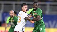 Gelandang Borneo FC Samarinda, Mariano Peralta menjaga dengan ketat striker Persebaya Surabaya, Flavio Silva dalam lanjutan BRI Liga 1 2024/2025 di Stadion Gelora Bung Tomo, Surabaya, Jumat (20/12/2024). (Dok. Borneo FC Samarinda)