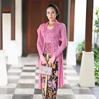 Tampil dengan sanggul klasik, Maudy memilih outfit kebaya warna fuschia yang serasi dengan selendangnya. Dilengkapi obi merah dan kain batik warna hitam corak coklat keunguan. [@maudyayunda]