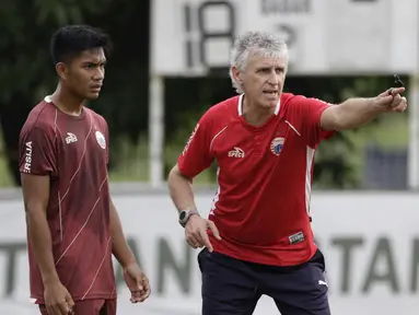 Pelatih Persija Jakarta, Ivan Kolev, memberikan instruksi kepada pemainnya saat latihan di Lapangan Sutasoma, Jakarta, Rabu (16/1). Ini merupakan latihan perdana yang dipimpin oleh Ivan Kolev. (Bola.com/Yoppy Renato)