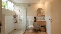6 Inspirasi Desain Kamar Mandi Kecil agar Tidak Lembap dan Dinding Tidak Mudah Berlumut