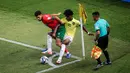 <p>Pemain Timnas Maroko U-17, Ayoub Chaikhoun (kiri) berebut bola dengan pemain Timnas Ekuador U-17, Yandri Vasquez pada laga kedua Grup A Piala Dunia U-17 2023 di Stadion Gelora Bung Tomo (GBT), Surabaya, Senin (13/11/2023). (Bola.com/Bagaskara Lazuardi)</p>