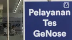 Calon penumpang kereta api membawa hasil tes tes deteksi COVID-19 dengan metode GeNose C19 kepada petugas di stasiun Gambir, Jakarta, Senin (12/2/2021). Stasiun Gambir mulai menerapkan layanan pemeriksaan GeNose C19 untuk penumpang yang hendak berpergian keluar kota (Liputan6.com/Johan Tallo)