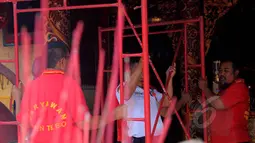 Beberapa petugas tengah sibuk berbenah di Klenteng Boen Tek Bio, Tangerang, Selasa (10/2/2015). Perawatan tersebut merupakan persiapan menyambut Tahun Baru Imlek 2566 yang jatuh pada 19 Februari. (Liputan6.com/Faisal R Syam) 