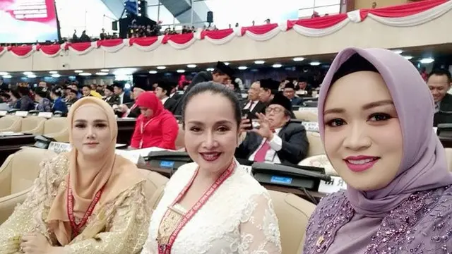 7 Gaya Mulan Jameela Bareng Rekan DPR, Bak Sosialita
