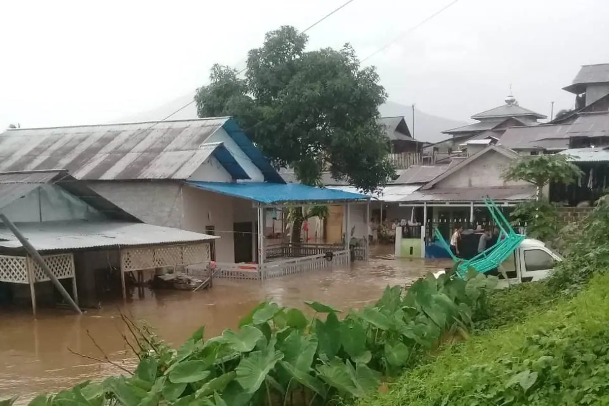Banjir yang terjadi di Pulau Lembeh, Kota Bitung, Sulut, pada Minggu (7/4/2024).