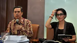 Pakar Komunikasi Politik Tjipta Lesmana (kiri) saat menjadi narasumber diskusi di Jakarta, Jumat (13/11/2015). Indonesia tidak bisa didikte oleh pihak asing karena keuntungannya tidak bisa dinikmati oleh rakyat Indonesia. (Liputan6.com/Johan Tallo)