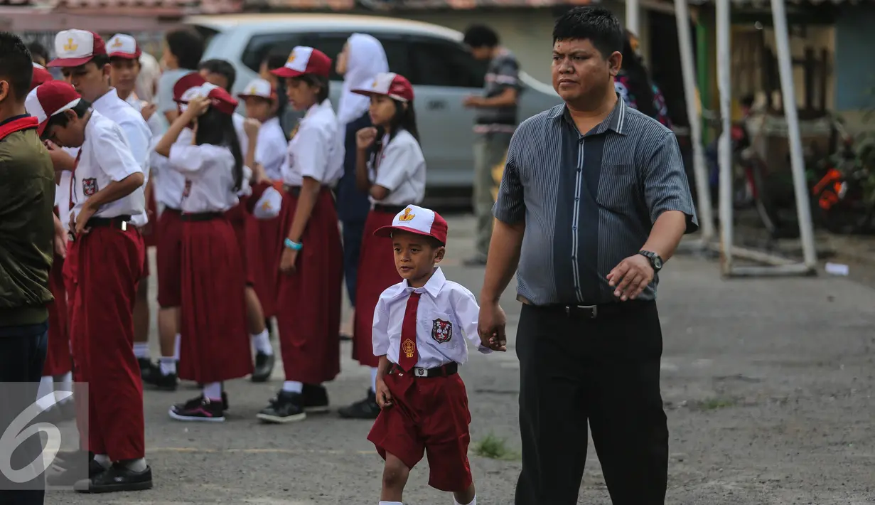 Orang tua saat mengantar anaknya ke sekolah di SD Pasar Baru 05, Jakarta, Senin (27/7/2015). Usai libur panjang Idul Fitri para siswa kembali beraktivitas mengikuti pelajaran di sekolah untuk tahun ajaran 2015-2016. (Liputan6.com/Faizal Fanani) 