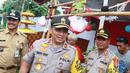 Kapolda Metro Jaya Irjen Gatot Eddy Pramono meninjau persiapan tempat pemungutan suara (TPS) di Kampoeng Pemilu Nusantara, Depok, Jawa Barat, Selasa (16/4). Peninjauan tersebut untuk memastikan persiapan dan keamanan penyelenggaraan pemilu serentak 17 April 2019. (Liputan6.com/Immanuel Antonius)