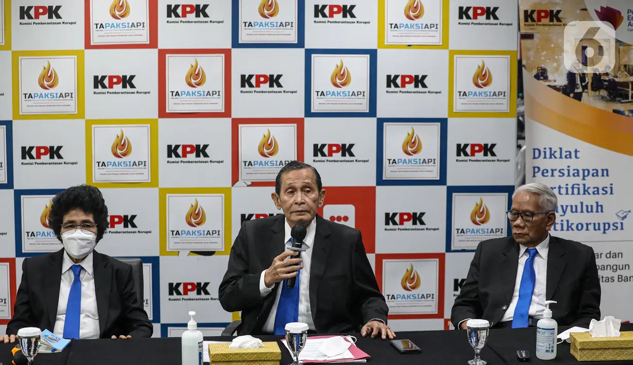 Ketua Dewas KPK Tumpak Hatorangan Panggabean (tengah) memberikan keterangan usai persidangan  dugaan pelanggaran etik Wakil Ketua KPK Lili Pintauli Siregar di Gedung Pusat Edukasi Antikorupsi KPK, Jakarta, Senin (10/7/2022). Salah satu alasan gugurnya sidang karena Lili sudah resmi mengundurkan diri dari pimpinan KPK. (Liputan6.com/Faizal Fanani)