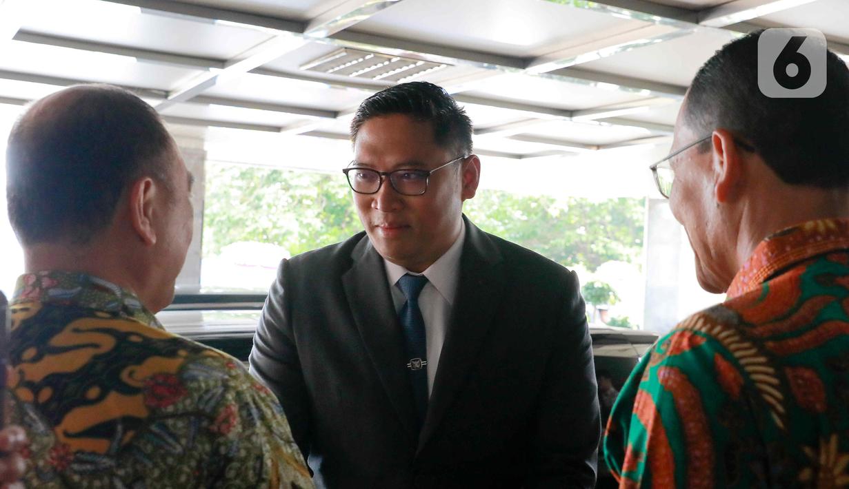 Sudaryono tiba dengan mengenakan setelan jas berwarna abu-abu dengan dasi corak biru dongker. (Liputan6.com/Herman Zakharia)