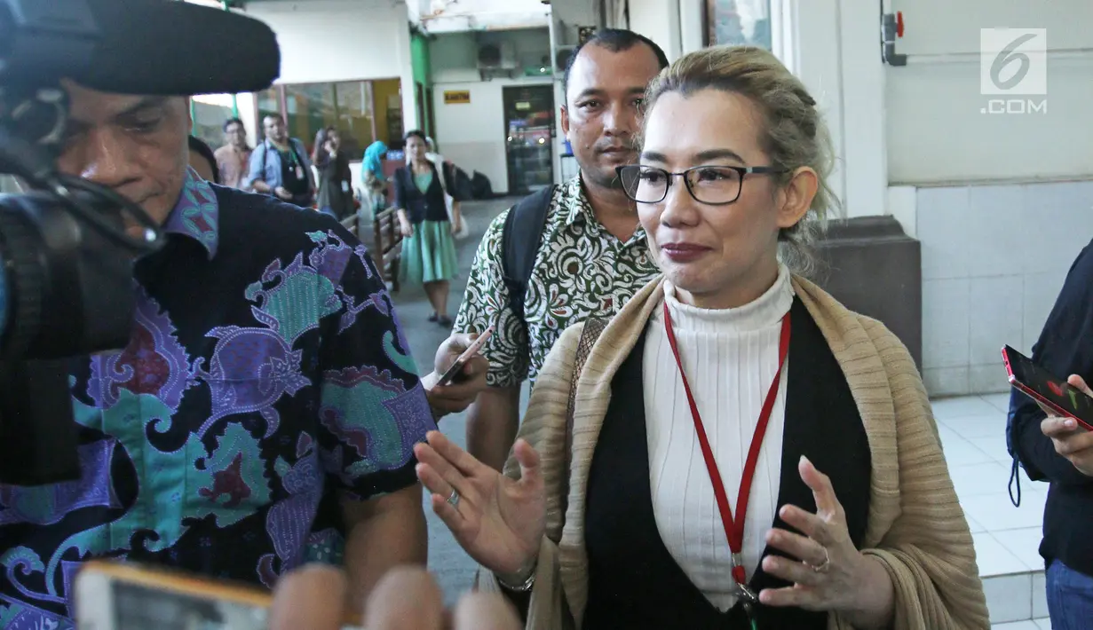 Penyanyi Reza Artamevia dimintai keterangan oleh awak media saat hadir di Pengadilan Negeri Jakarta Selatan, Selasa (9/1). Kehadiran Reza ini untuk memberikan kesaksian atas kasus asusila yang melibatkan Gatot Brajamusti. (Liputan6.com/Herman Zakharia)