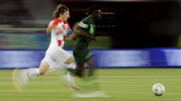 Gelandang Kroasia, Luka Modric, berebut bola dengan gelandang Nigeria, Oghenekaro Etebo, pada laga Piala Dunia di Stadion Kaliningrad, Rusia, Minggu (17/6/2018). Kroasia menang 2-0 atas Nigeria. (AP/Petr David Josek)
