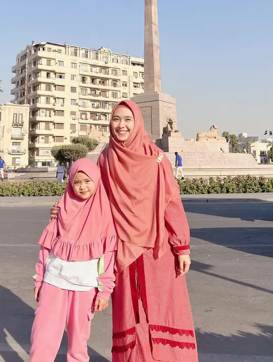 Dalam unggahan di akun Instagram pribadinya, Maryam pun diketahui sebagai murid termuda. Oki juga mengunggah kegiatannya selama di Mesir bersama anak sulungnya serta sang ibunda. (Liputan6.com/IG/@okisetianadewi)