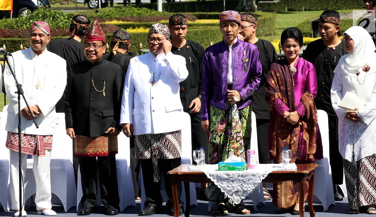 Presiden Joko Widodo (Jokowi) didampingi Ibu Negara, Iriana Joko Widodo dan Gubernur Jawa Barat, Ahmad Heryawan dalam acara Karnaval Kemerdekaan Pesona Parahyangan di halaman Gedung Sate, Kota Bandung,  Sabtu (26/8). (Liputan6.com/Johan Tallo)