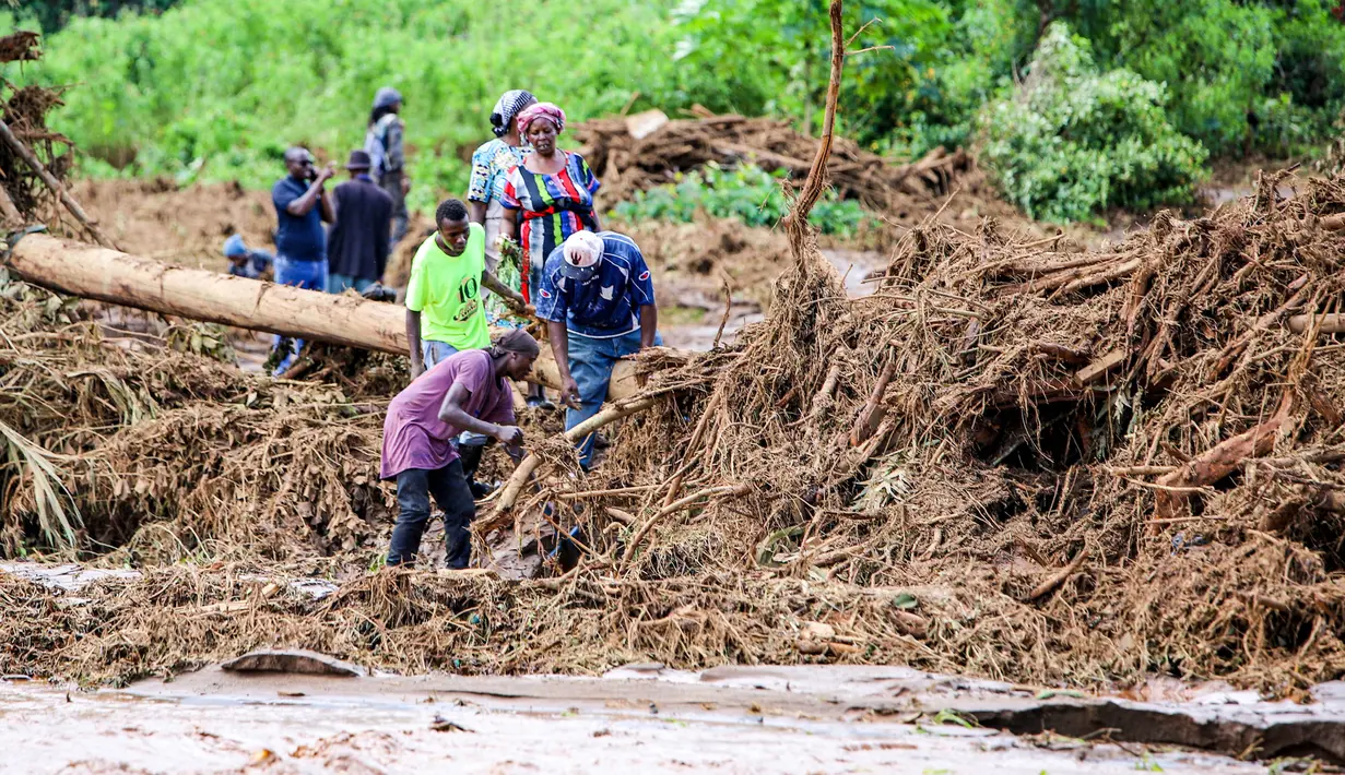 Reruntuhan Bendungan Kijabe Lama membawa serta lumpur, batu, dan pohon tumbang. (AP Photo/Patrick Ngugi)