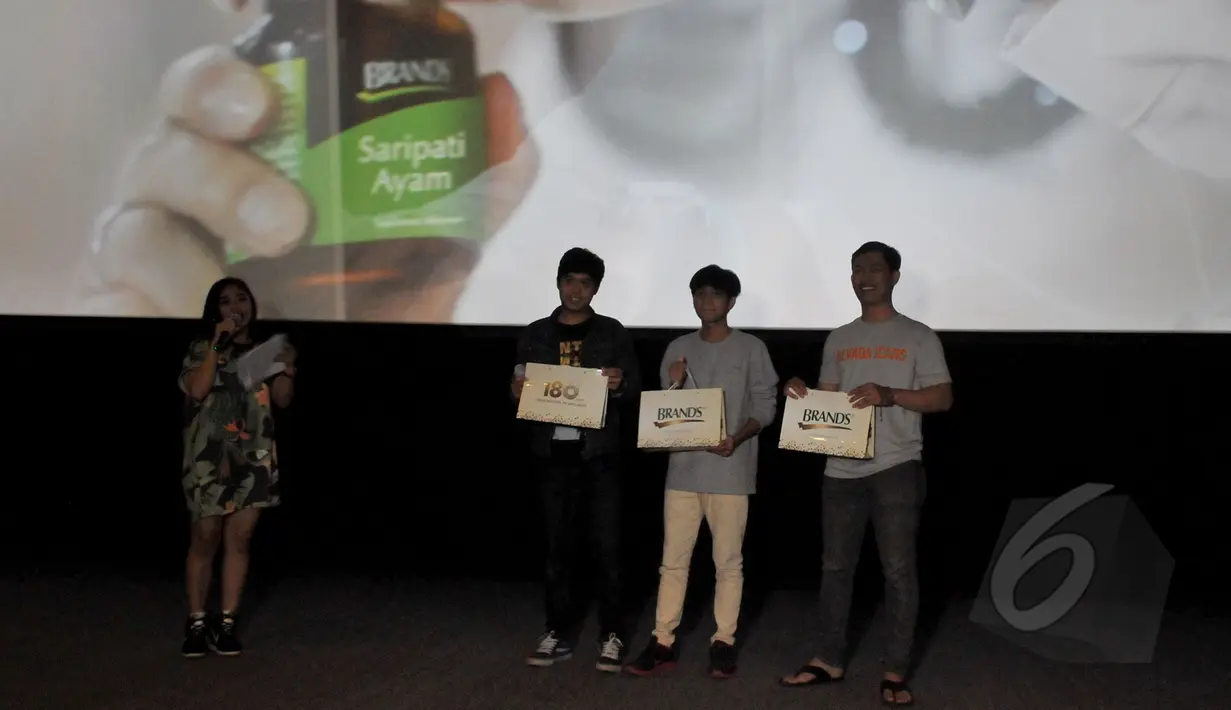 Beberapa peserta Cinemaholic yang beruntung mendapatkan souvenir seusai nonton bareng film The Avengers : Age Of Ultron di Blitz Central Park, Jakarta, Sabtu (25/4/2015). (Liputan6.com/Andrian M Tunay) 