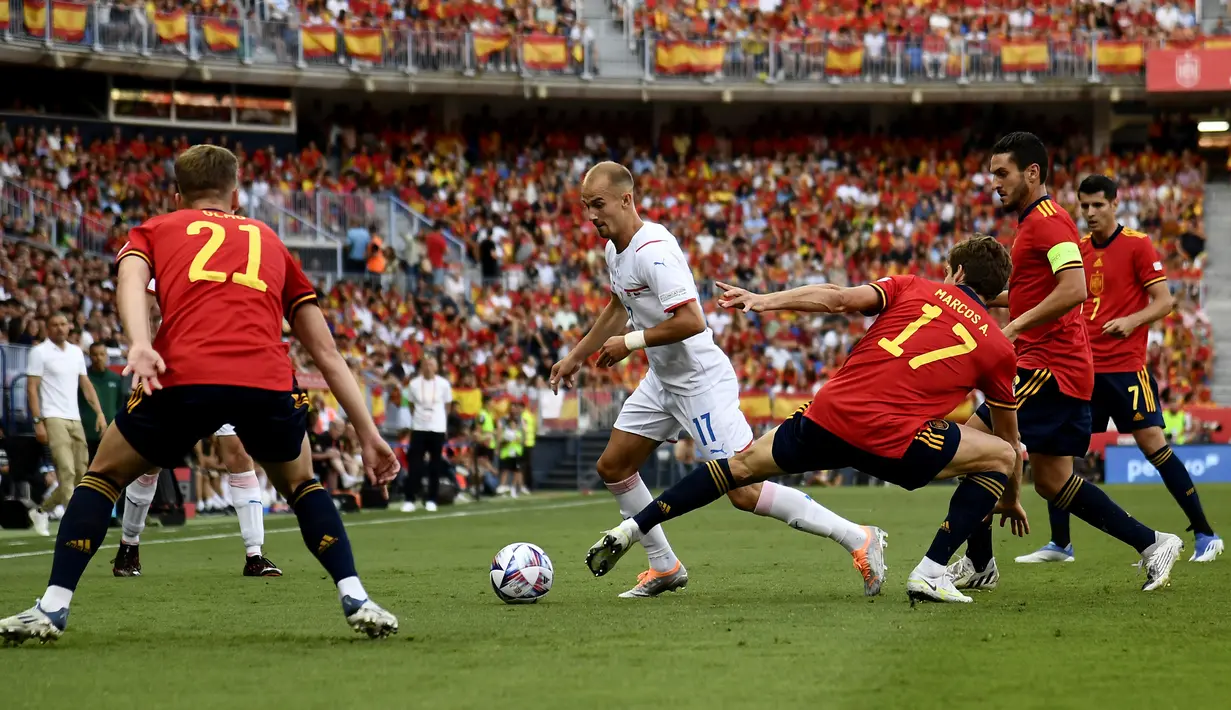Pemain Spanyol Marcos Alonso (ketiga kanan) mencoba untuk menjegal pemain Republik Ceko Vaclav Cerny (tengah) pada pertandingan sepak bola UEFA Nations League di Stadion La Rosaleda, Malaga, Spanyol, 12 Juni 2022. Spanyol menang 2-0. (AP Photo/Jose Breton)