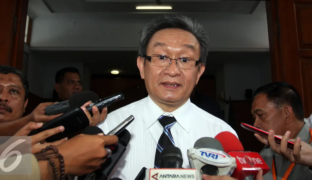Kuasa hukum RJ Lino, Maqdir Ismail memberikan keterangan pers usai menjalani sidang praperadilan di Pengadilan Negeri Jakarta Selatan, Senin (11/1/2016). (Liputan6.com/Yoppy Renato)