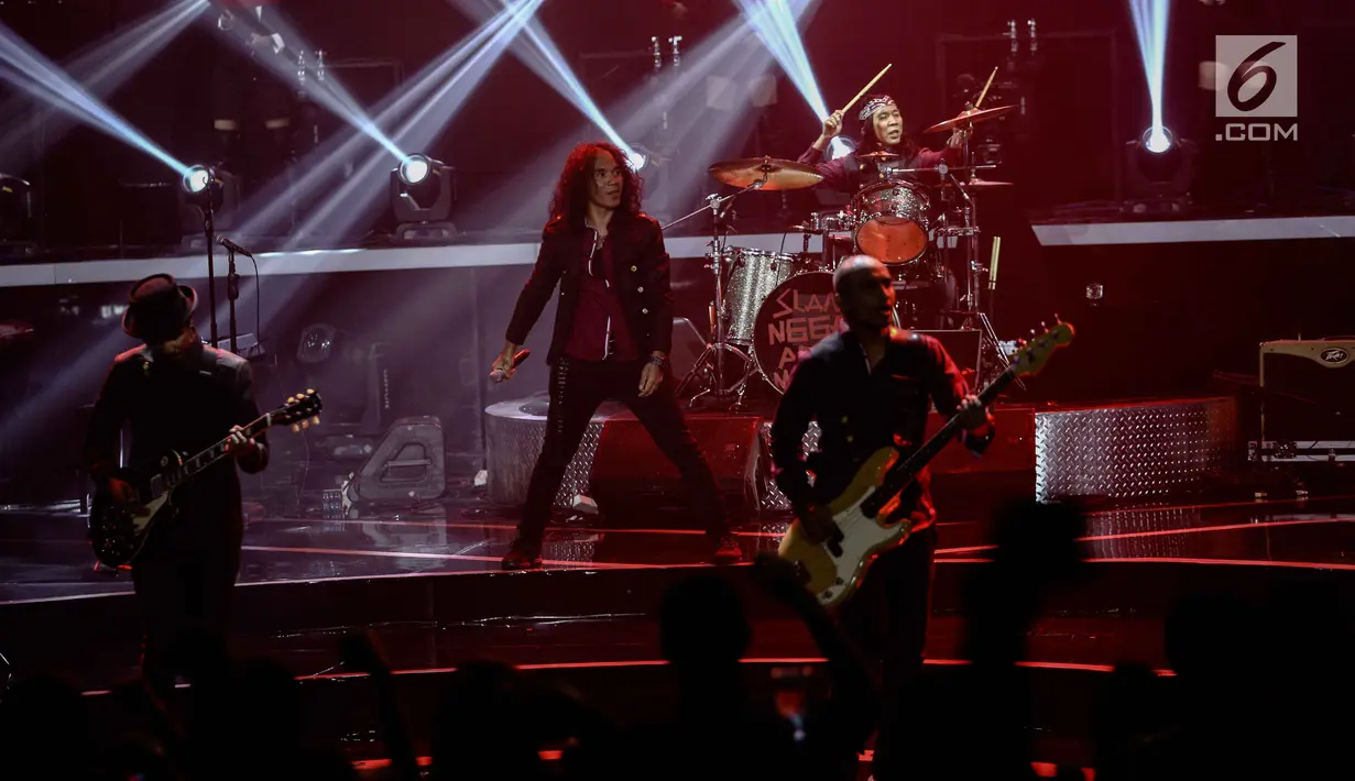 Penampilan grup band Slank dalam konser mereka yang bertajuk di Balai Sarbini, Jakarta, Selasa (27/2). Pada konser malam ini, gitaris Abdee Negara tidak dapat tampil karena masih dalam keadaan sakit. (Liputan6.com/Faizal Fanani)