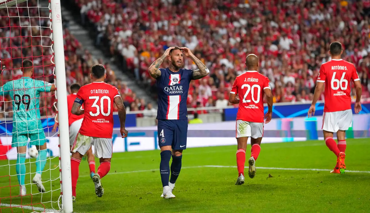 Pemain Paris Saint-Germain (PSG) Sergio Ramos (tengah) bereaksi setelah kehilangan peluang mencetak gol ke gawang Benfica pada pertandingan sepak bola Grup H Liga Champions di Stadion Luz, Lisbon, Portugal, 5 Oktober 2022. Pertandingan berakhir imbang 1-1. (AP Photo/Armando Franca)