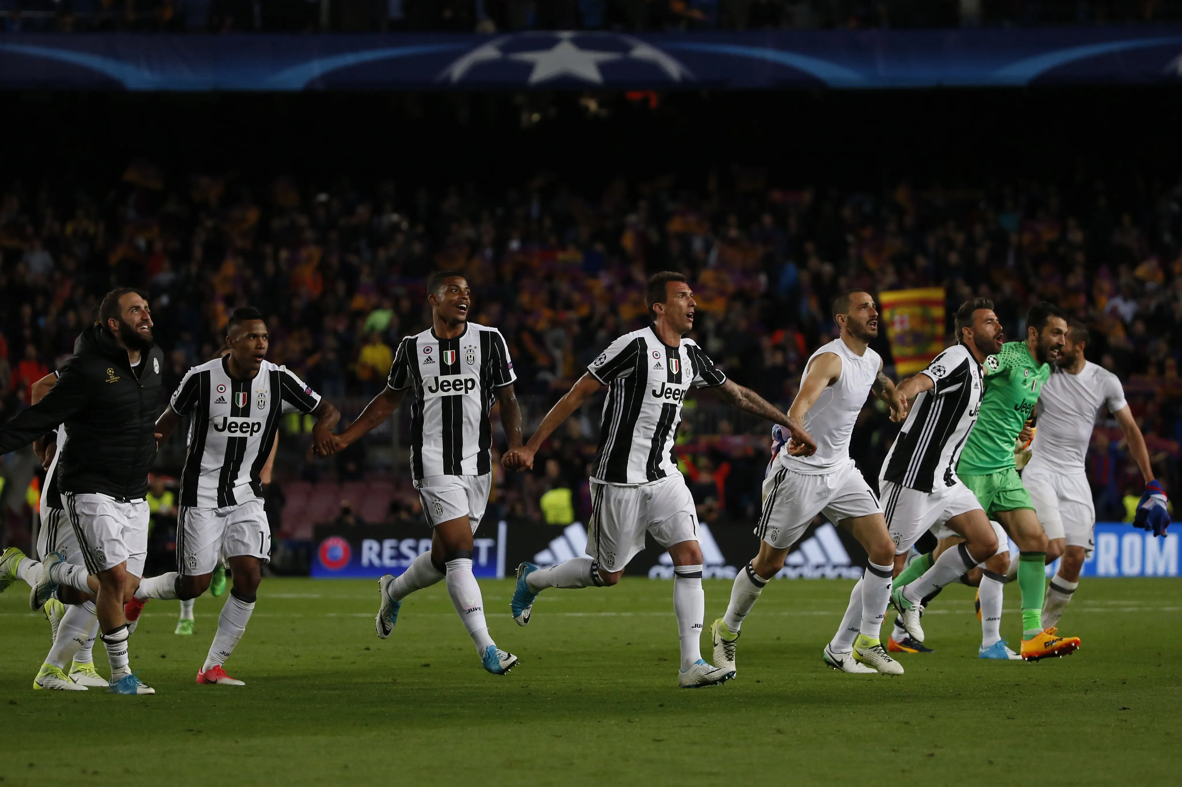 Selebrasi para pemain Juventus usai mendepak Barcelona dan lolos ke semifinal Liga Champions 2016/2017. ( Marco BERTORELLO / AFP)