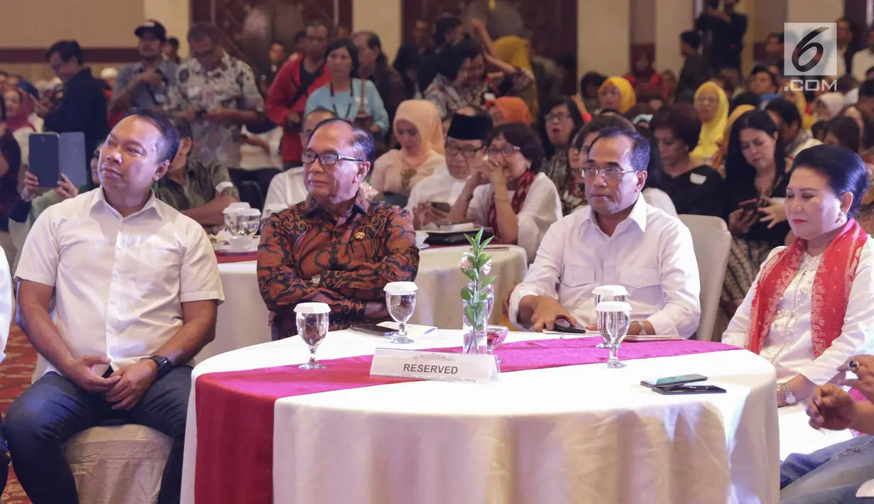 Menhub Budi Karya Sumadi (ketiga kiri) selaku Pembina Relawan Jokowi saat menghadiri Halal bi Halal Relawan Jokowi Bersatu di Jakarta, Jumat (5/7/2019). Acara tersebut dihadiri ratusan relawan yang tergabung dalam 16 kelompok pendukung Jokowi-Ma’ruf Amin. (Liputan6.com/Helmi Fithriansyah)