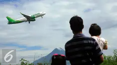 Warga menyaksikan pesawat komersial take off dari bandara Adisucipto,Yogyakarta, (6/2).Setelah di tutup pada 5/2 sore kemaren akibat cuaca buruk, bandara di buka kembali mengantisipasi lonjakan penumpang jelang liburan imlek. (Liputan6.com/Boy Harjanto)