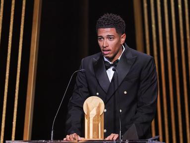 Gelandang Real Madrid asal Inggris Jude Bellingham berbicara di atas panggung saat menerima penghargaan pemain muda terbaik Kopa Trophy pada malam penganugerahan Ballon d'Or 2023 di Theatre du Chatelet, Paris, Selasa (31/10/2023) dini hari WIB. (FRANCK FIFE / AFP)