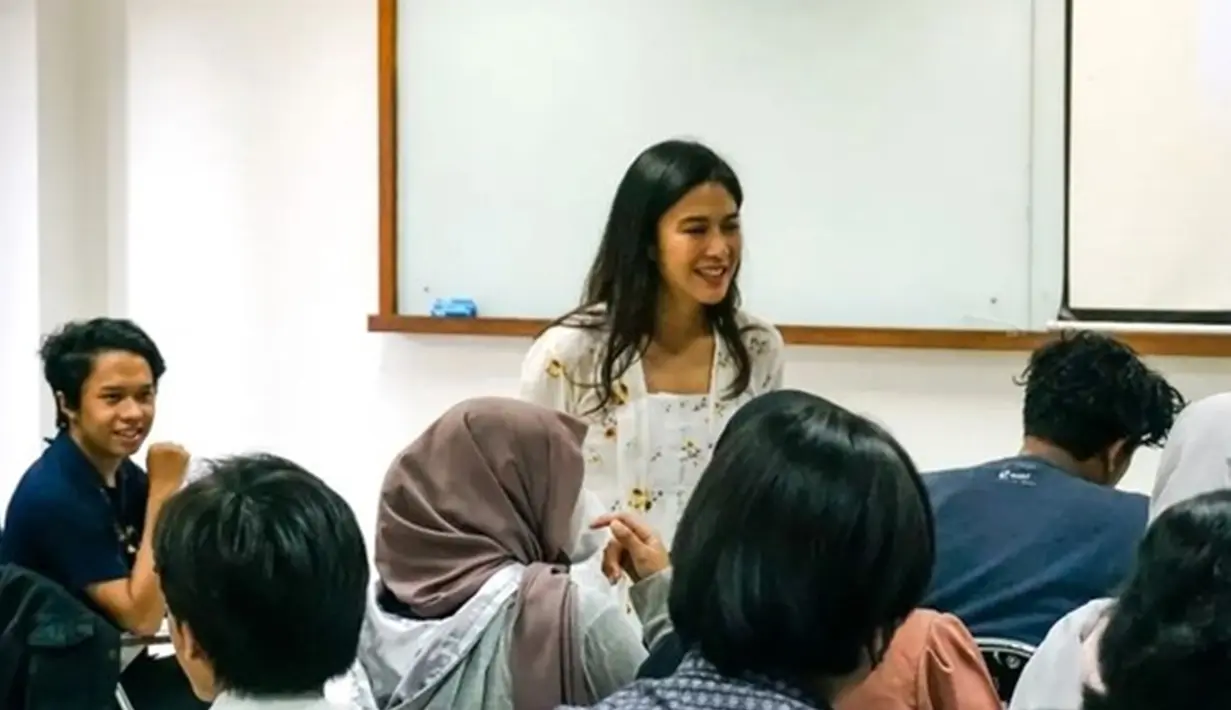 <p>Momen diskusi Dian Sastrowardoyo dengan mahasiswa ini curi perhatian. Antusiasme mahasiswa saat diajar Dian Sastrowardoyo terlihat sekali. Tak heran kelas Dian pun selalu seru dan menarik bagi mahasiswa. (Liputan6.com/IG/therealdisastr)</p>
