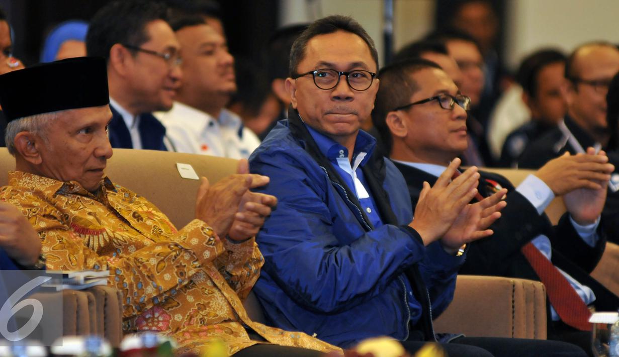 Ketua Dewan Pertimbangan PAN, Amien Rais (kiri) di dampingi Ketua Umum PAN Zulkifli Hasan dan  Ketua Umum Barisan Muda PAN Yandri Susanto (kanan), saat menghadiri acara Pembukaan Kongres BM PAN di Jakarta, Sabtu, (20/8). (Liputan6.com/Johan Tallo)