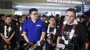 Pelatih Timnas Futsal Indonesia, Hector Souto, memberikan keterangan saat tiba di Terminal 3 Bandara Soekarno-Hatta, Tangerang, Senin (11/11/2024). (Bola.com/M Iqbal Ichsan)