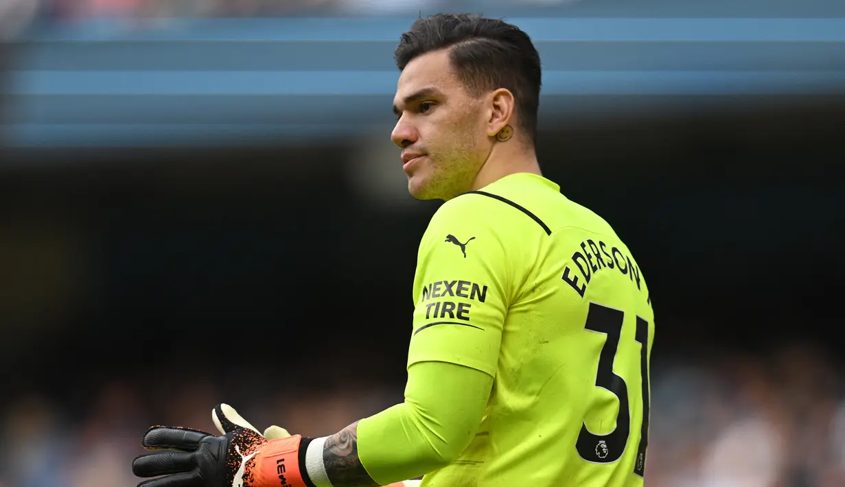 Ederson Moraes. Kiper asal Brasil berusia 29 tahun ini kini tengah menjalani musim ke-6 bersama Manchester City sejak didatangkan dari Benfica pada awal musim 2017/2018 dengan nilai transfer 40 juta euro. Selalu menjadi kiper utama, hingga ini ia telah tampil dalam 195 laga di Liga Inggris bersama The Citizens dengan torehan 99 kali clean sheet dan kebobolan 143 gol. (AFP/Paul Ellis)