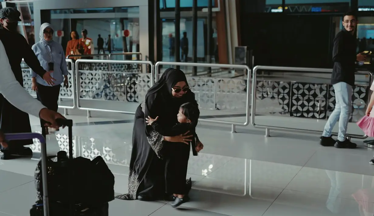 Potret Ameena saat berlari dan memeluk erat ibunya. Aurel menggendong sang putri sulung untuk melepas rindu. (Foto: Instagram/ attahalilintar)
