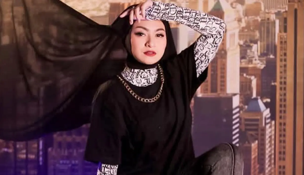 <p>Wanita 28 tahun ini juga memiliki penampilan menarik. Di pemotretan kali ini, ia tampil swag dengan busana serba hitam. Sepatu boot yang dipakai pun memberikan kesan keren dalam pemotretan Nathalie.(Liputan6.com/IG/@nathalieholscher)</p>