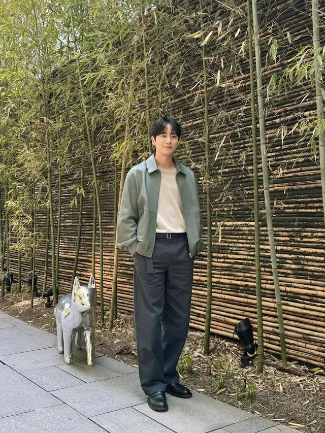 Outfit kasual ala Lee Jun Young (Instagram/@real_2junyoung)