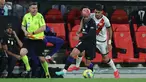 Penyerang Atletico Madrid Antoine Griezmann (Tengah) berebut bola dengan bek Rayo Vallecano Alejandro Catena pada lanjutan LaLiga 2022/2023 di Campi del Futbol de Vallecas, Senin (10/4/2023) dini hari WIB. (Photo by Pierre-Philippe MARCOU / AFP)