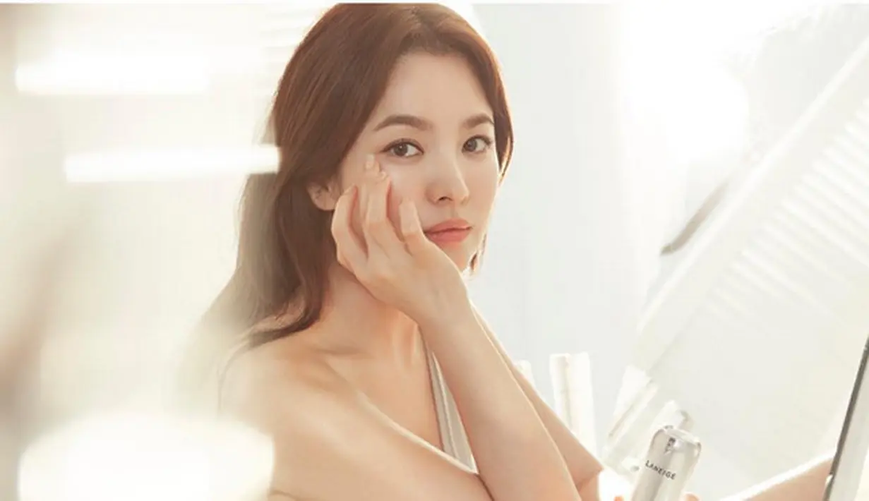 Beda halnya dengan Song Hye Kyo yang belum lama ini telah berkomentar sedikit  soal pasangan hidupnya. Ia mengatakan, Song Joong Ki adalah jawaban atas doa-doa nya selama ini, yang akan menjadi teman hidupnya. (Instagram)