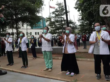 Tenaga kesehatan dan nonkesehatan bertepuk tangan selama 56 detik pada peringatan Hari Kesehatan Nasional ke-56 di RSD Wisma Atlet, Jakarta, Kamis (12/11/2020). Aksi tersebut sebagai bentuk penghargaan kepada tenaga kesehatan yang berjuang menghadapi pandemi COVID-19. (Liputan6.com/Herman Zakharia)