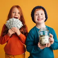 Panduan praktis untuk melatih anak mengatur uang jajan harian agar terbiasa bijak dalam mengelola keuangan sejak dini. (Foto: Drobotdean/Freepik)