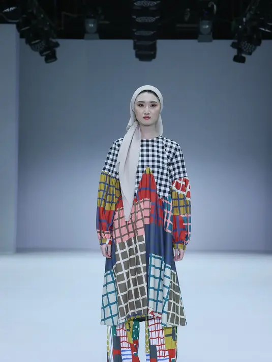 Dalam pagelaran ini, Nadjani menampilkan 26 artikel busana daily wear dengan desain asimetris dan pola bertumpuk. (JFW).