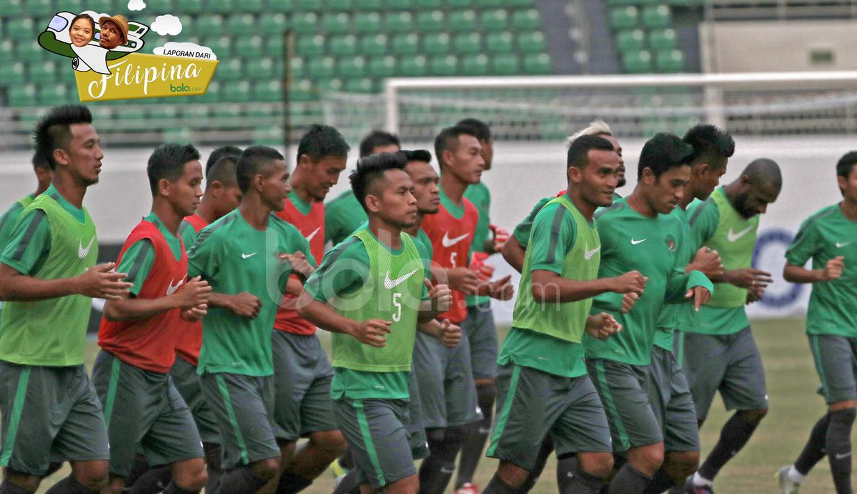 Para pemain Timnas Indonesia tengah melakukan pemanasan  sebelum berlatih di Philippine Sports Stadium, (18/11/2016).  (Bola.com/Nicklas Hanoatubun)