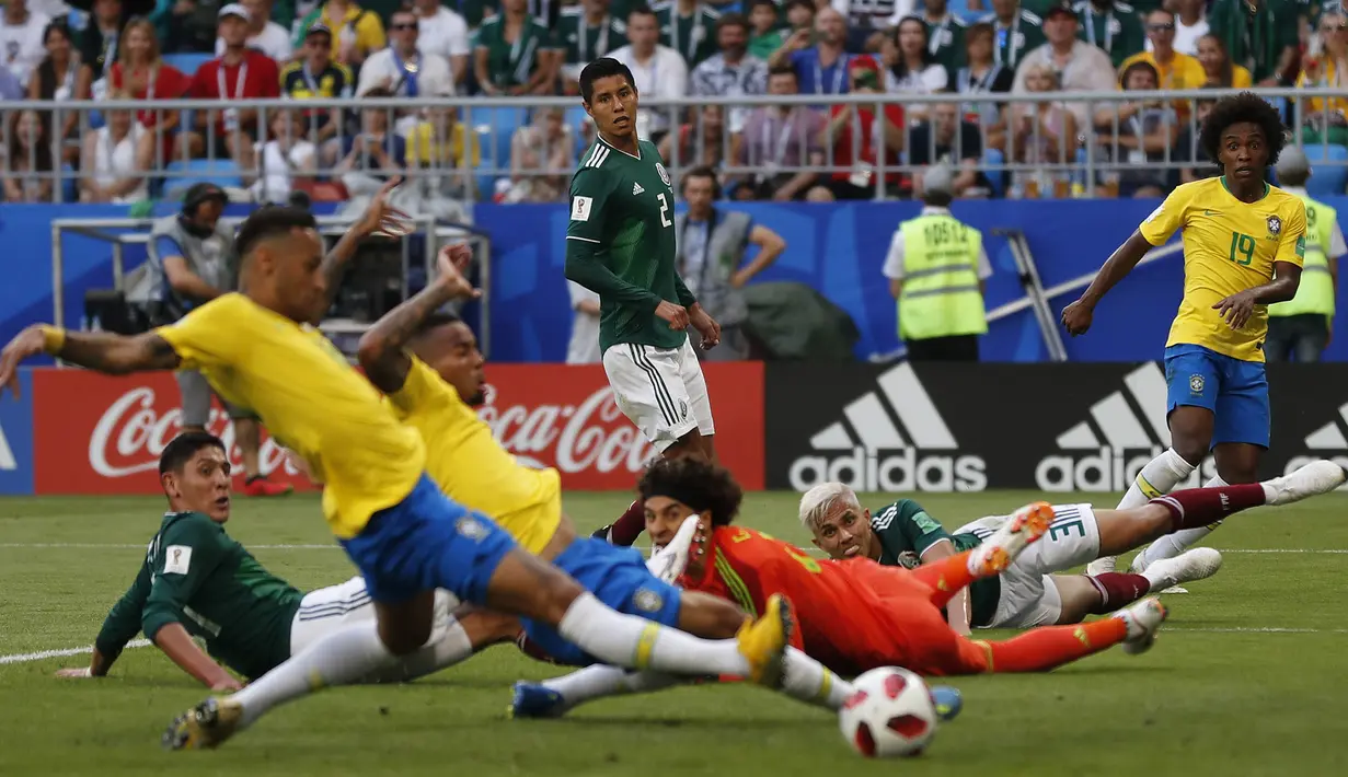 Proses terjadinya gol yang dicetak striker Brasil, Neymar, ke gawang Meksiko pada babak 16 besar Piala Dunia di Samara Arena, Samara, Senin (2/6/2018). Brasil menang 2-0 atas Meksiko. (AP/Frank Augstein)
