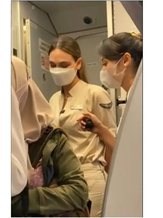 6 Potret Aksi Luna Maya Nyamar Jadi Pramugari Super Air Jet, Curi Perhatian