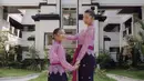 Jennifer Bachdim dan sang putri tampil kompak dengan kebaya Bali warna ungu dipadukan kain lilit hitam sebagai bawahan, lengkap mengenakan obi warna magenta. @jenniferbachdim
