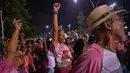 Anggota tarian sekolah samba Mangueira selama sesi latihan di Rio de Janeiro, Brasil (21/2). Karnaval Rio de Janeiro akan berlangsung dari 2 Maret hingga 9 Maret 2019. (AFP Photo/Carl De Souza)