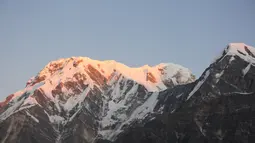 Foto yang diabadikan pada 11 November 2020 ini menunjukkan pemandangan pegunungan Annapurna di Nepal. (Xinhua/Tang Wei)